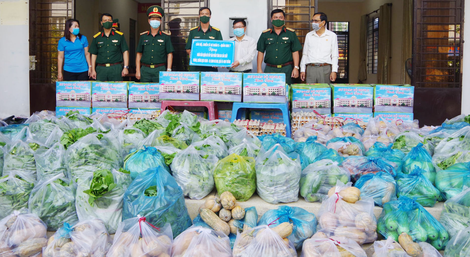 Sư đoàn 5 (Quân khu 7) bảo đảm tốt hậu cần tại chỗ, hỗ trợ người dân vùng dịch